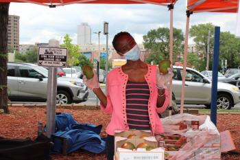 Volunteers distributed culturally connected produce to residents around the Twin Cities at free food pop-ups in 2020. Families received fresh fruits and veggies and a variety of proteins and grains.